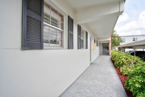 Condominio en venta en Naples, Florida, 2 dormitorios № 1891527 - foto 17