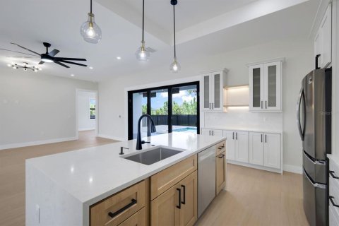 Casa en venta en Port Charlotte, Florida, 4 dormitorios, 211.54 m2 № 2198247 - foto 13