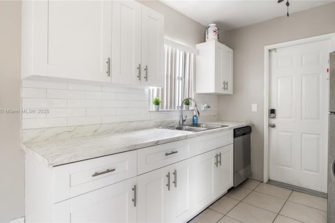 Villa ou maison à vendre à Miramar, Floride: 3 chambres, 117.24 m2 № 2061928 - photo 8