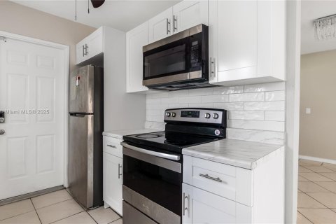 Villa ou maison à vendre à Miramar, Floride: 3 chambres, 117.24 m2 № 2061928 - photo 11