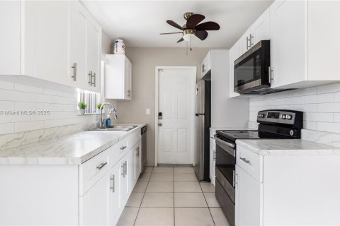 Villa ou maison à vendre à Miramar, Floride: 3 chambres, 117.24 m2 № 2061928 - photo 12