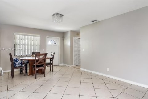 Villa ou maison à vendre à Miramar, Floride: 3 chambres, 117.24 m2 № 2061928 - photo 7