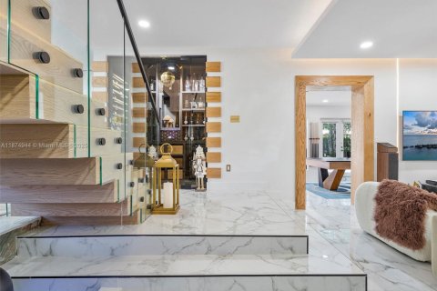 Casa en alquiler en Miami Beach, Florida, 5 dormitorios, 566.05 m2 № 1926241 - foto 2