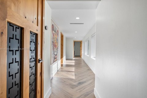 Casa en alquiler en Miami Beach, Florida, 5 dormitorios, 566.05 m2 № 1926241 - foto 12