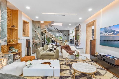 Casa en alquiler en Miami Beach, Florida, 5 dormitorios, 566.05 m2 № 1926241 - foto 3
