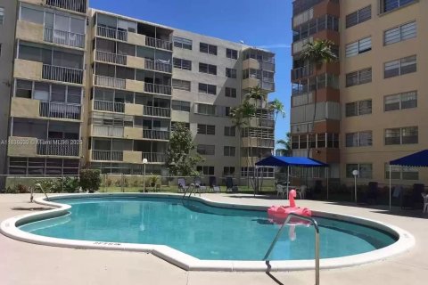 Condo in North Miami Beach, Florida, 1 bedroom  № 1821977 - photo 3