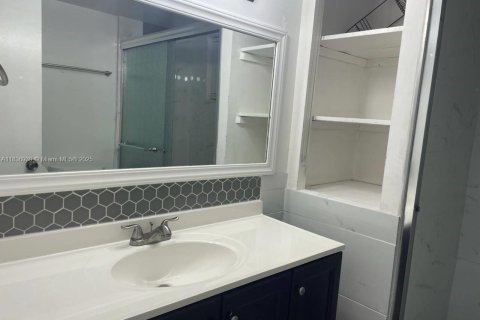 Condo in North Miami Beach, Florida, 1 bedroom  № 1821977 - photo 15