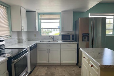 Condo in North Miami Beach, Florida, 1 bedroom  № 1821977 - photo 18