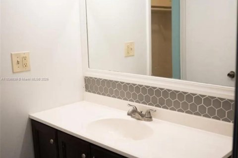 Condo in North Miami Beach, Florida, 1 bedroom  № 1821977 - photo 11
