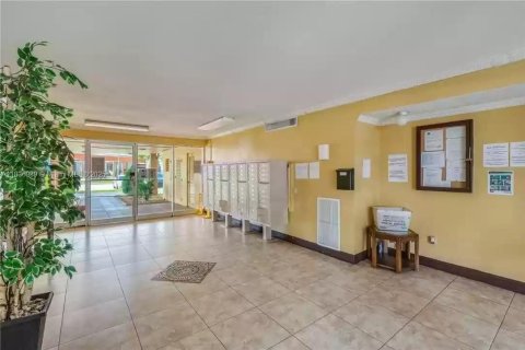 Condo in North Miami Beach, Florida, 1 bedroom  № 1821977 - photo 2
