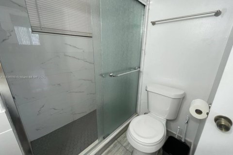 Condo in North Miami Beach, Florida, 1 bedroom  № 1821977 - photo 16