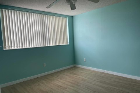 Condo in North Miami Beach, Florida, 1 bedroom  № 1821977 - photo 13