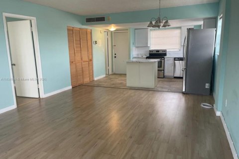 Condo in North Miami Beach, Florida, 1 bedroom  № 1821977 - photo 14