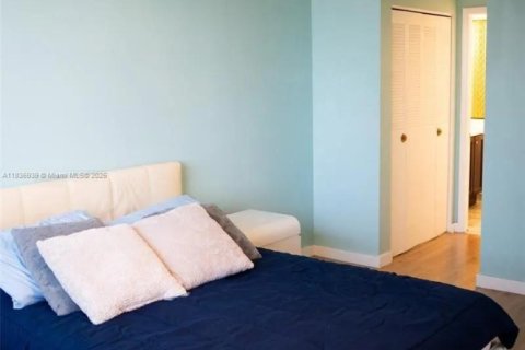 Condo in North Miami Beach, Florida, 1 bedroom  № 1821977 - photo 10