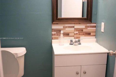 Condo in North Miami Beach, Florida, 1 bedroom  № 1821977 - photo 12