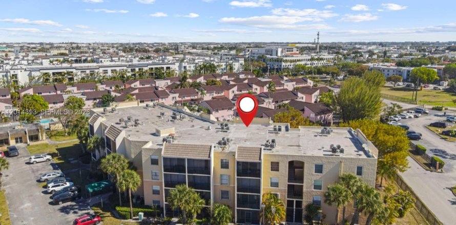 Condominio en Doral, Florida, 1 dormitorio № 2076421