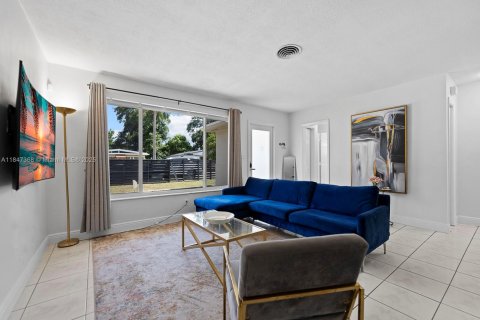 House in Miami, Florida 4 bedrooms, 141.49 sq.m. № 1856903 - photo 13