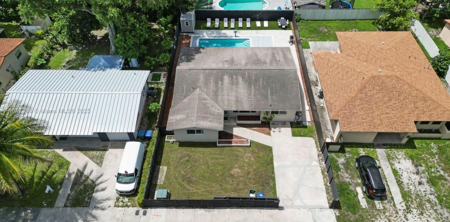 House in Miami, Florida 4 bedrooms, 141.49 sq.m. № 1856903