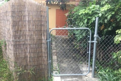 Снять в аренду виллу или дом в Дания-Бич, Флорида 2 спальни, 126.16м2, № 2073178 - фото 8