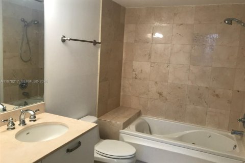 Condominio en alquiler en Coral Gables, Florida, 1 dormitorio, 66.89 m2 № 2030915 - foto 8