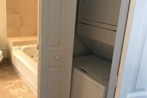 Condominio en alquiler en Coral Gables, Florida, 1 dormitorio, 66.89 m2 № 2030915 - foto 5