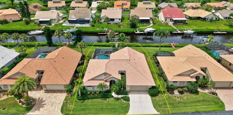 House in Nokomis, Florida 3 bedrooms, 185.9 sq.m. № 2203321