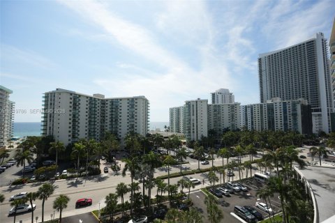Condominio en venta en Hollywood, Florida, 2 dormitorios, 117.99 m2 № 2154939 - foto 4