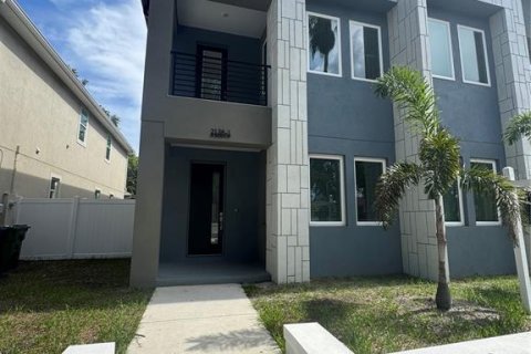 Adosado en alquiler en Tampa, Florida, 3 dormitorios, 390.38 m2 № 1825194 - foto 1