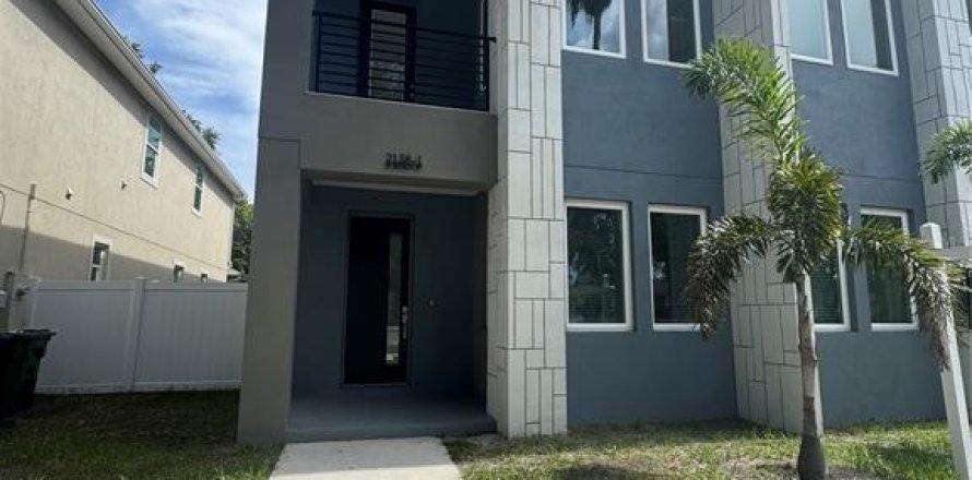 Adosado en Tampa, Florida 3 dormitorios, 390.38 m2 № 1825194