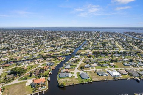 House in Cape Coral, Florida 3 bedrooms, 176.33 sq.m. № 2044236 - photo 10