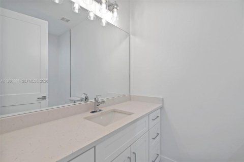 House in Cape Coral, Florida 3 bedrooms, 176.33 sq.m. № 2044236 - photo 24