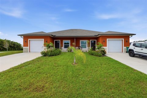 Commercial property in Port Charlotte, Florida 6 bedrooms, 229.65 sq.m. № 2352399