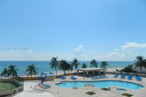 Condominio en venta en Sunny Isles Beach, Florida, 2 dormitorios, 147.71 m2 № 2032816 - foto 3