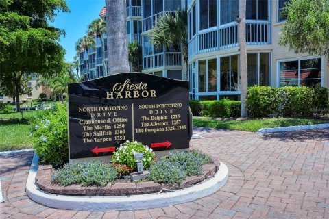Condo in Sarasota, Florida, 2 bedrooms № 2234689 - photo 19