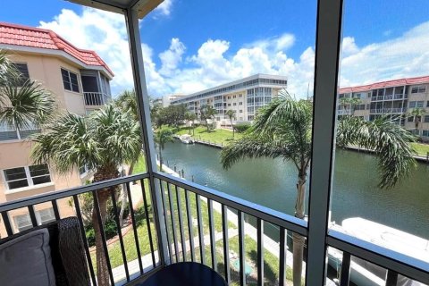 Condo in Sarasota, Florida, 2 bedrooms № 2234689 - photo 10