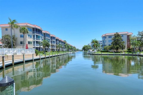 Condo in Sarasota, Florida, 2 bedrooms № 2234689 - photo 23