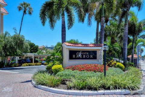 Condo in Sarasota, Florida, 2 bedrooms № 2234689 - photo 18