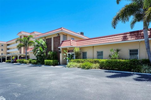 Condo in Sarasota, Florida, 2 bedrooms № 2234689 - photo 24