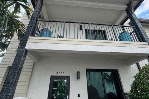 House in Doral, Florida 4 bedrooms, 149.02 sq.m. № 1940824 - photo 20