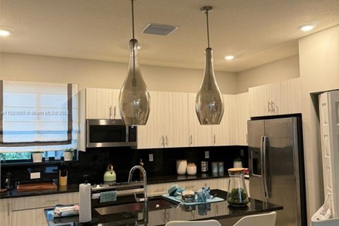 House in Doral, Florida 4 bedrooms, 149.02 sq.m. № 1940824 - photo 6