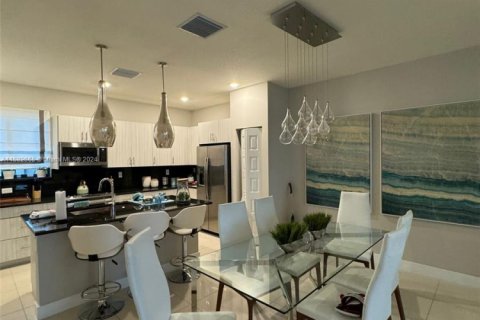 House in Doral, Florida 4 bedrooms, 149.02 sq.m. № 1940824 - photo 5
