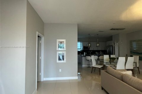 House in Doral, Florida 4 bedrooms, 149.02 sq.m. № 1940824 - photo 4