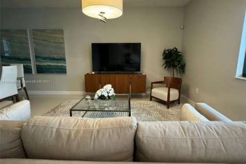 House in Doral, Florida 4 bedrooms, 149.02 sq.m. № 1940824 - photo 2