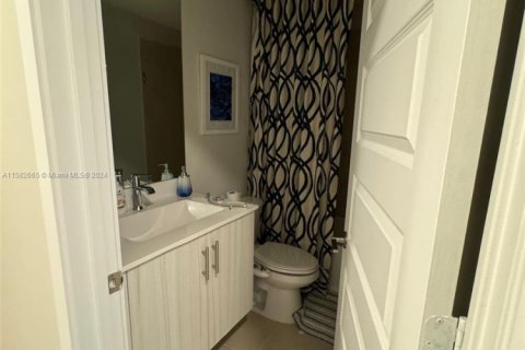 House in Doral, Florida 4 bedrooms, 149.02 sq.m. № 1940824 - photo 14