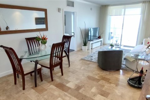 Condominio en alquiler en Miami, Florida, 2 dormitorios, 87.51 m2 № 2046623 - foto 3