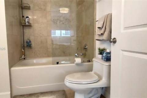 Condominio en alquiler en Miami, Florida, 2 dormitorios, 87.51 m2 № 2046623 - foto 16