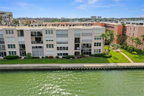 Condominio en alquiler en South Pasadena, Florida, 1 dormitorio, 55.74 m2 № 1798544 - foto 1