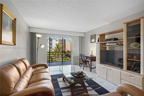 Condominio en venta en Hialeah, Florida, 2 dormitorios, 104.61 m2 № 2001471 - foto 4