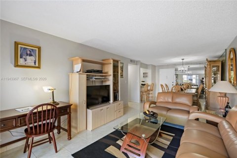 Condominio en venta en Hialeah, Florida, 2 dormitorios, 104.61 m2 № 2001471 - foto 2