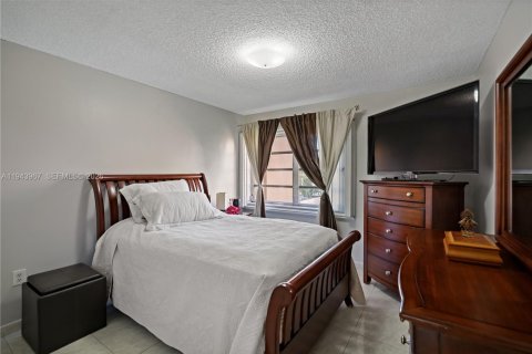 Condominio en venta en Hialeah, Florida, 2 dormitorios, 104.61 m2 № 2001471 - foto 17